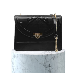 sac en cuir noir portée épaule 