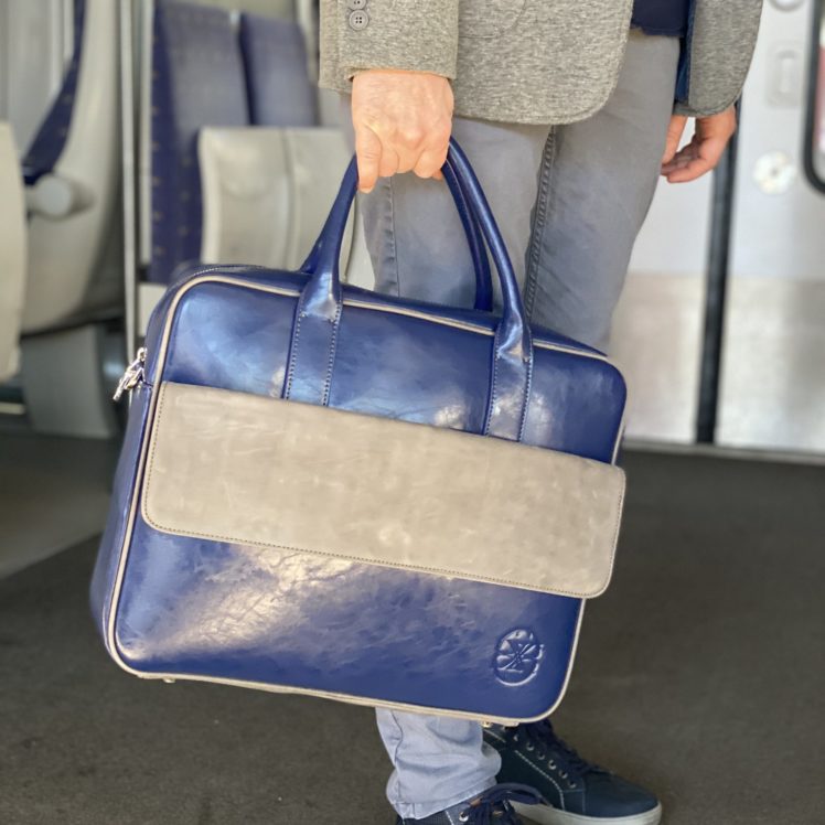 cartable en cuir bleu et gris