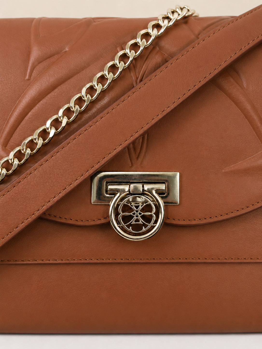 Sac Ophra Cognac en cuir lisse - détail bandoulière réglable