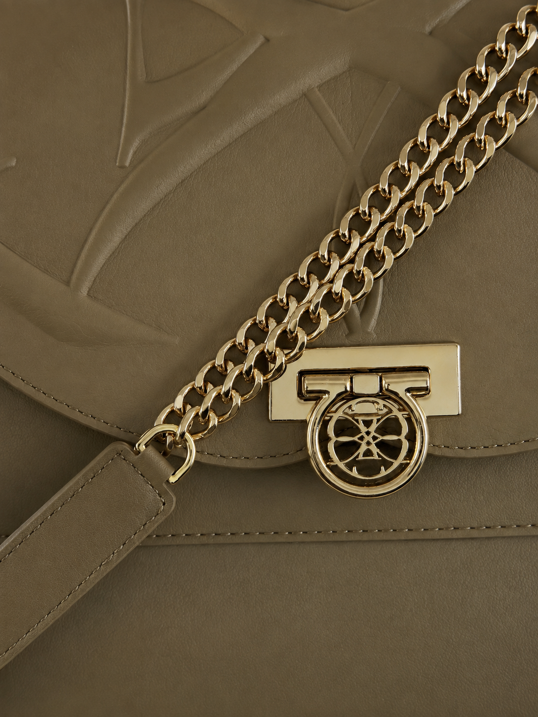 Sac Ophra Olive Nude en cuir lisse- détail bandoulière réglable Sac Ophra Olive Nude en cuir lisse- détail bandoulière réglable